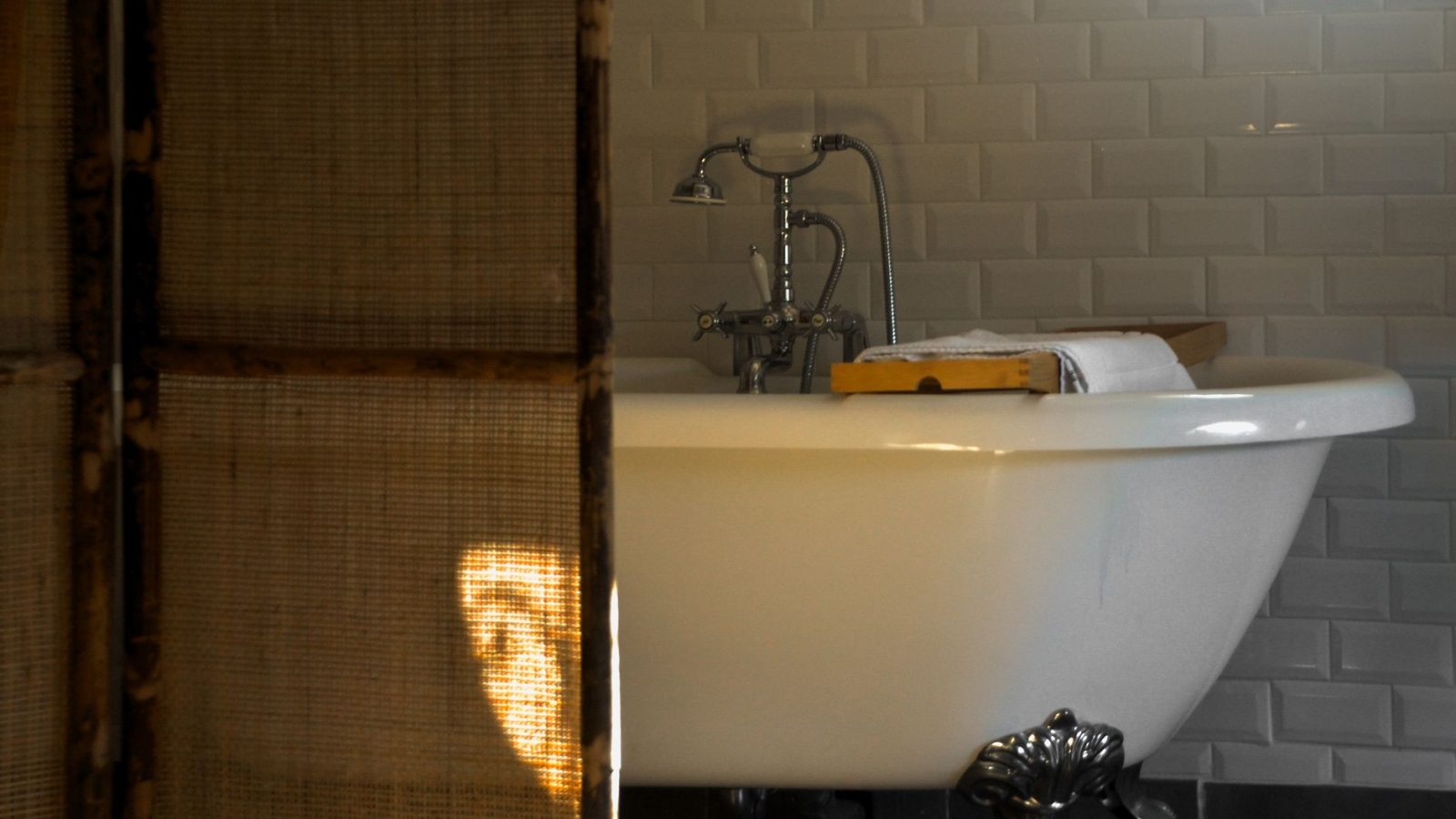 Elegantes Badezimmer mit hochwertigen Fliesen